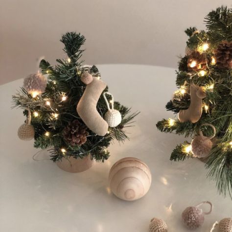 https://pavlovaprin.tumblr.com/post/180933609667/httpswwwinstagramcompbqbpev7gzqf Family Christmas Aesthetic, Cute Lights, Korean Decor, Korean Christmas, Mistletoe And Wine, Korean Holidays, Christmas Bucket List, Christmas Aesthetic Wallpaper, Days Until Christmas