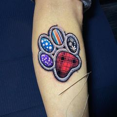 Duda Lozano Tattoo (@dudalozanotattoo) • Instagram photos and videos Cat Paw Tattoos, Glow Tattoo, Cat And Dog Tattoo, Embroidery Tattoo, Stitch Tattoo, Tattoo Master, Paw Tattoo, 3d Tattoos, Greek Tattoos