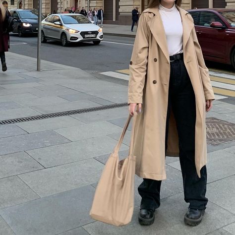 Style With Trench Coat, Gabardine Outfit, Trench Outfit, Trench Coat Outfit, Wardrobe Tips, Outfits Chic, Nice Style, Coat Outfits, Mode Inspo