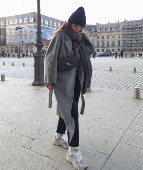 Long Gray Coat Outfit Winter, Oversized Grey Coat Outfit, Light Grey Wool Coat Outfit, Long Padded Coat Outfit, Grey Long Coat Outfit, Gray Coat Outfit Winter Style, Grey Trench Coat Outfit, Long Grey Coat Outfit, Gray Coat Outfit