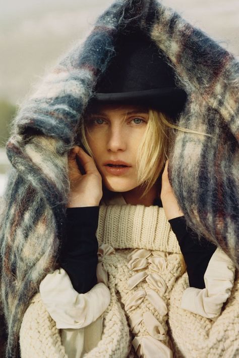 #OctoberVogue – The Autumn Edit - As the weather turns colder, our wardrobe wants are cooler too – as urban androgyny and country cosiness vie for space in our autumn wish list. Dree Hemingway, My Own Private Idaho, Alasdair Mclellan, Mode Editorials, Vogue Uk, Looks Street Style, Foto Art, Baby Cold, Sweater Weather