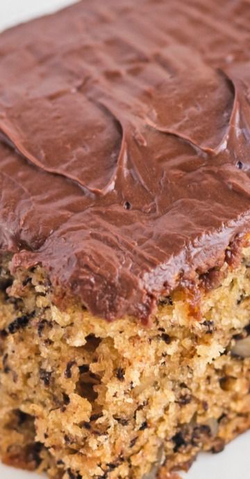 Banana Chocolate Recipes, Banana Sheet Cakes, Banana Nut Cake, Chocolate Icing Recipes, Banana Frosting, Banana Cake Recipe Easy, Chocolate Cake Frosting, Cake With Chocolate Frosting, Chocolate Banana Cake