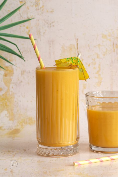 Tropical Smoothie Tropical Smoothie Recipes, Mango Smoothie Recipes, Ripe Pineapple, Cocktail Umbrellas, Tropical Smoothie, Mango Chunks, Summer Smoothies, 2000 Calorie Diet, Mango Smoothie