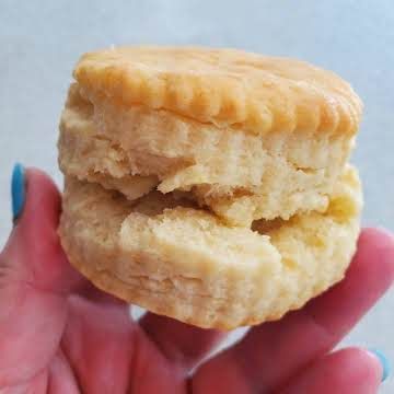 Miranda's No Fail Mile High Buttermilk Biscuits Buttermilk Biscuit Recipe, Rice Dishes Recipes, Milk Gravy, Buttermilk Biscuit, Homemade Biscuits Recipe, Easy Biscuit Recipe, Fluffy Biscuits, Brunch Bread, Savoury Biscuits