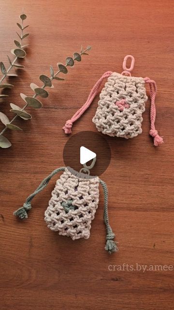 Macrame Pouch Bag, Macrame Pouch Tutorial, Macrame Mini Bag, Macrame Gift Ideas, Keychain Diy Easy, Small Macrame Projects, Crochet Mini Pouch, Macrame Pouch, Macrame Bag Tutorial