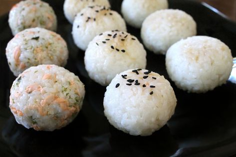 Japanese Stuffed Rice Balls, Step by Step Rice Balls Onigiri, Stuffed Rice Balls, Arancini Balls, Sushi Balls, Japanese Appetizers, Sushi Rice Recipes, Onigiri Recipe, Making Rice, Sushi Recipes Homemade