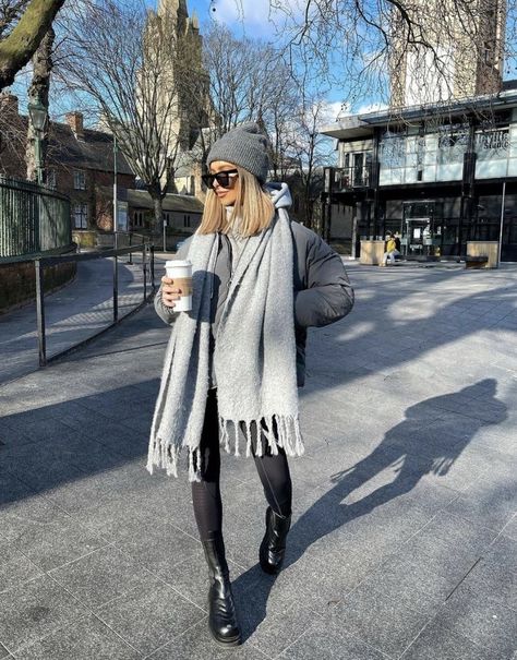 Grey Winter Outfit, Alexx Coll, Big Scarf Outfit, Winter Snow Outfits, Winter Outfit Aesthetic, Aesthetic Winter Outfits, Scarf Outfit Winter, Snow Outfits, Boho Winter Outfits