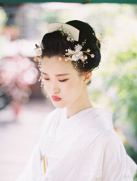 Bridal Accessories | Floral Hair Accessories | Eastern Inspired Hair Accessories | White and Gold Hair Accessories | Allen Tsai | Wedding Sparrow Japanese Wedding Hair Accessories, Japan Wedding Theme, Japanese Wedding Hair, Wedding Hairstyles Asian, Japanese Wedding Traditions, Brides Accessories, Traditional Japanese Wedding, Japanese Wedding Dress, Japanese Bride