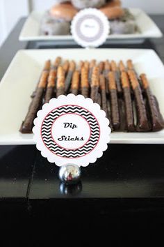 Derby Food, Pretzels Dipped, Chloe Vintage, Vintage Car Party, Boys Food, Dipped Pretzels, Cars Birthday Party, Shower Vintage, Car Themed Parties