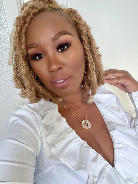 Blonde Butterfly Locs Bob, Short Blonde Faux Locs, Blonde Faux Locs Black Women, Blonde Faux Locs, Faux Locs Short, Faux Locs Blonde, Boho Faux Locs, Faux Locs Bob, Loc Bob