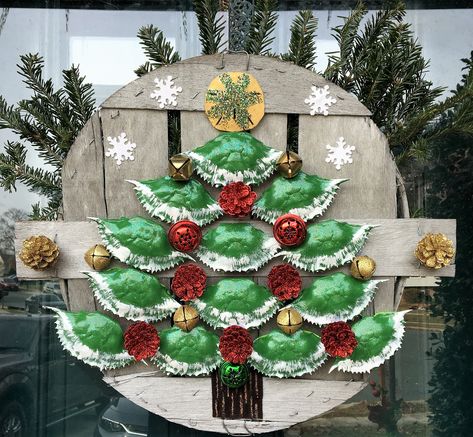 A Maryland style Christmas wreath made with crab basket lid and lots of crab shells painted green. Red pine cones and gold bells adorn the "tree", and a sand dollar star on top! Crab Basket Lid Crafts, Crab Shell Art, Painted Crab Shells, Crab Shell Ornaments, Crab Shell Crafts, Crab Decorations, Crab Pot, Crab Ornament, Crab Crafts