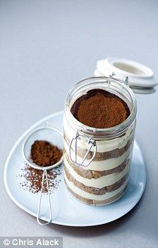 Picnic tiramisu Baked Alaska, Cake In A Jar, Dessert In A Jar, Tiramisu Recipe, Creative Desserts, Baking Business, Meals In A Jar, Sweets Desserts, Flan