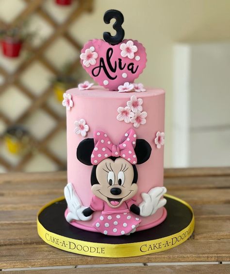 3rd Birthday Cakes For Girls, Minnie Mouse Cake Design, Γενέθλια Mickey Mouse, Minnie Mouse Birthday Cake, Cakes For Kids, Rodjendanske Torte, Mickey And Minnie Cake, Cake Designs For Kids, Mouse Birthday Cake