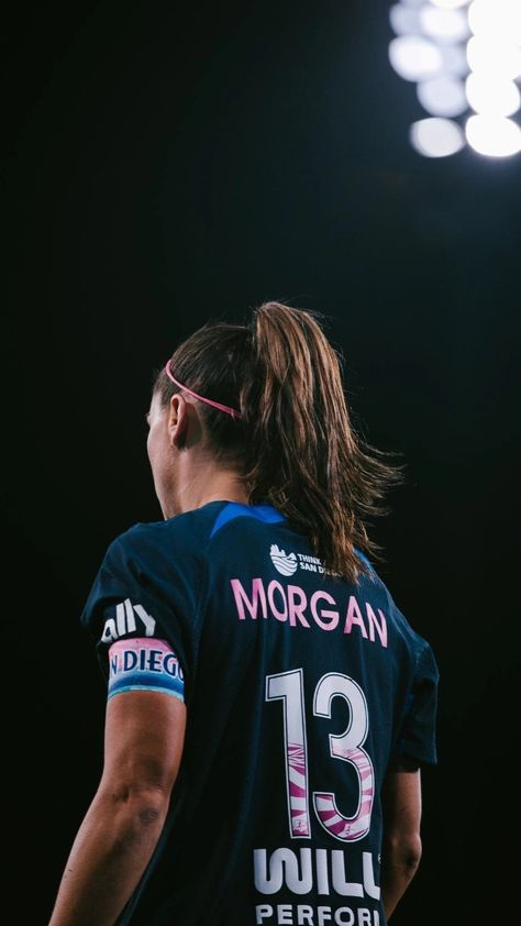 Alex Morgan Aesthetic, Uswnt Wallpapers, Hd Football Wallpaper, Cute Soccer Pictures, Soccer Goals, Soccer Women, Women Soccer, Alex Morgan Soccer, Women Football