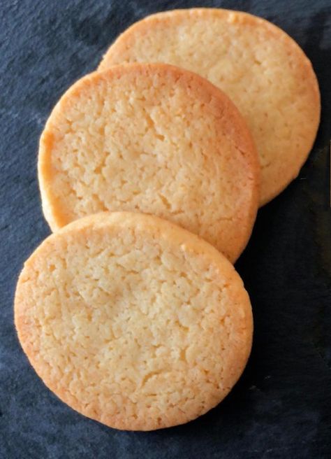 Crunchy Biscuits Recipe, African Cookies Recipes, Klein Koekies Resepte, Crispy Biscuits Recipe, English Tea Biscuit Recipe, Crunchy Sugar Cookie Recipe, Tea Biscuit Recipe, Homemade Hobnobs, Crunchy Cookies Recipe