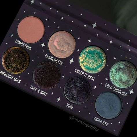 riley | multichrome investigator on Instagram: "I’m in my spooky palette era 👻 This is one of my favorite custom palettes that I’ve ever put together tbh . I feel like everything just compliments each other so well🖤🖤 I was feeling a bit uninspired with making BYOPs lately but something about putting the shades in a palette with little wells for them makes it much more exciting and inspiring for me. If that makes sense. ANYWAY hope everyone is having a great weekend so far! I’ll be busting my Dark Makeup Palette, Custom Makeup Palette, Make Up Palletes, Indie Eyeshadow Palette, Goth Makeup Palette, Spooky Palette, Makeup Palette Aesthetic, Make Up Things, Custom Eyeshadow Palette