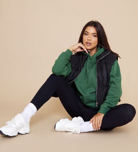 Outfits With Green Sweatshirt, Green Hoodie Outfit Girl, Green Fall Outfit Aesthetic, Leggings Gilet, Green Hoodie Outfits, Dark Green Hoodie Outfit, Dark Green Leggings Outfit, Dark Green And Black Outfit, Oversized Hoodie With Leggings