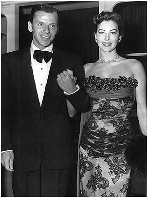 Ava Gardner and Frank Sinatra. Ava Gardner Frank Sinatra, Chic Vintage Bride, Klasik Hollywood, Jane Russell, Hollywood Couples, Gene Kelly, Mae West, Ava Gardner, Design Moda