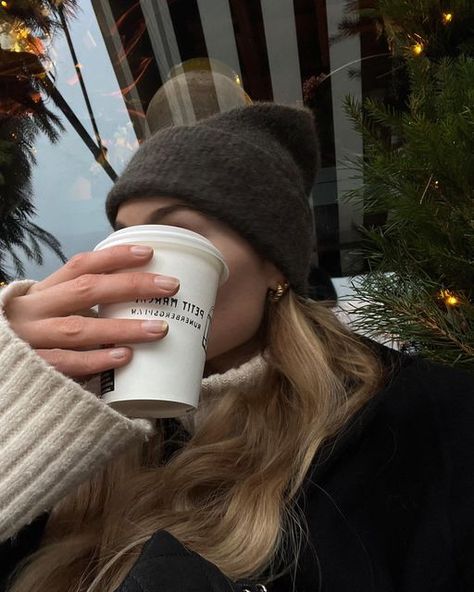 Fredrica Eriksson on Instagram: "☕️" Winter Outfits Christmas, Brunch Fashion, Cute Instagram Pictures, Instagram Layout, Winter Outfit Inspiration, Instagram Pose, Ideas For Instagram Photos, Winter Pictures, Instagram Photo Inspiration