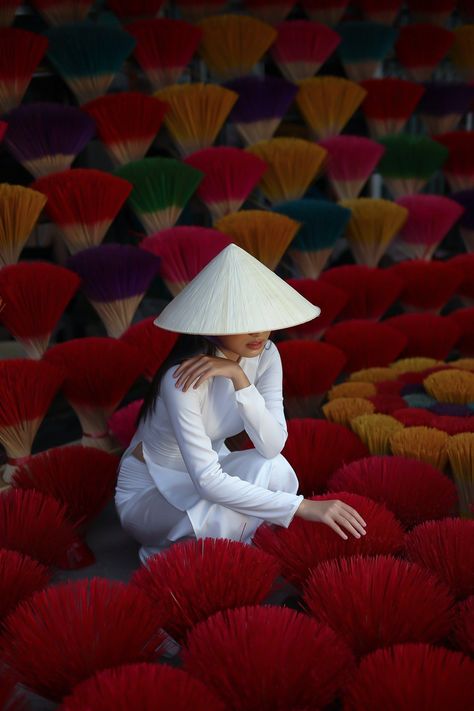 Vietnam traditional dress Vietnamese Photoshoot, Vietnam Photoshoot, Vietnam Traditional Dress, Hidden Face Aesthetic, Girls Dpz Stylish, Vietnam Culture, Vietnam Photography, Vietnam Vacation, Beautiful Vietnam