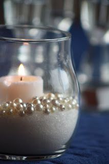 Sand (or sugar), faux pearls, & a 3" candle. An easy DIY wedding centerpiece idea. ขวดโหล Mason Jar, Centerpiece Diy, Pearl Centerpiece, Tafel Decor, Wedding Centerpiece, Bridal Shower Theme, Winter Theme, Yule, Wedding Shower