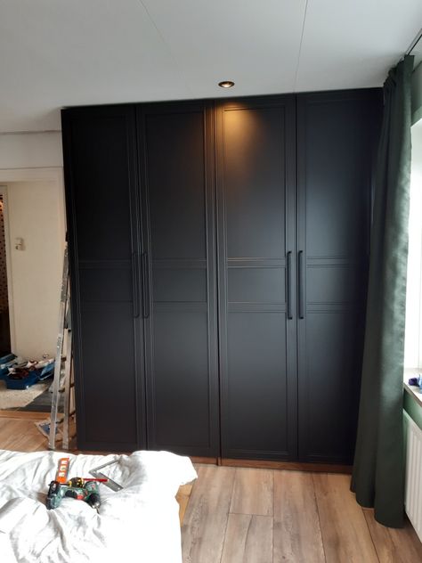 Black And Gold Closet, Black Wardrobe Bedroom, Black Wardrobes, Modern Closet Designs, Black White Bedrooms, Attic Wardrobe, Black Bedroom Design, Black Closet, Beige Room