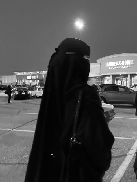 Mode Niqab, Niqab Aesthetic, Niqabi Girl, Female Werewolves, Niqab Hijab, Muslimah Outfit, Niqab Fashion, Simple Hijab, Instagram Dp