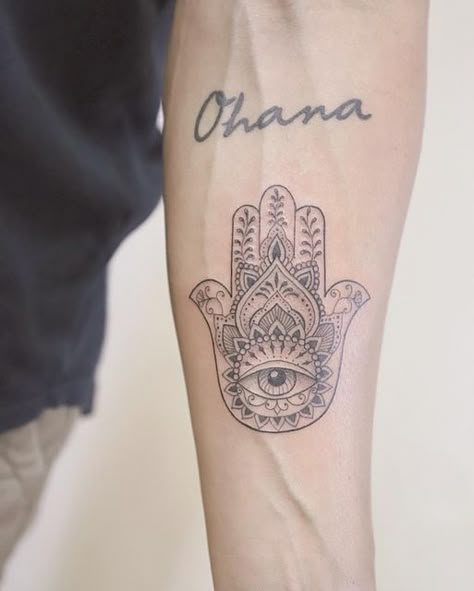 Hamsa Hand Tattoo Men, Hamza Hand Tattoo, Hamsa Tattoo Men, Fatima Hand Tattoo, Tattoos Ideas For Men, Tattoo Main, Hamsa Tattoo Design, Hamsa Hand Tattoo, Heart Tattoo Wrist