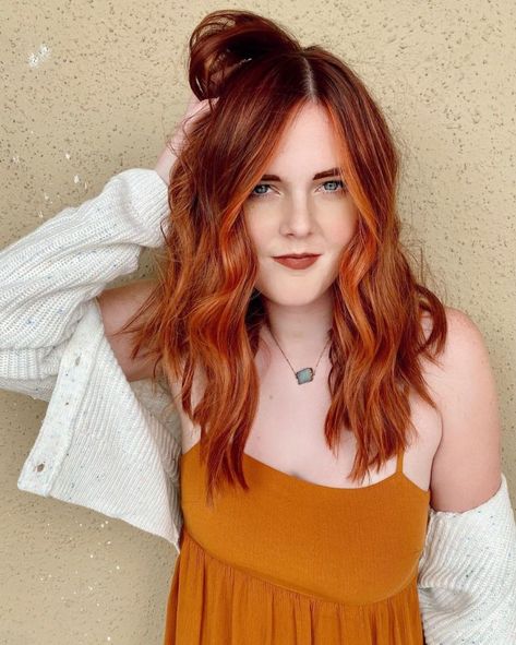 Copper Hairstyle with Money Pieces Copper Money Piece, Copper Hair Shades, Rich Red Hair, Copper Hair With Shadow Root, Olive Skin Hair, Bright Copper Hair, Easy Professional Hairstyles, Copper Hair Color Ideas, Red Hair Looks