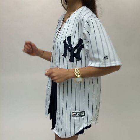 @ʙᴀɴᴋʀ0ʟʟs ۺ Baseball Jersey Outfit Women, Yankees Jersey, Stripes Top, Jersey Baseball, Jersey Jacket, Tomboy Style Outfits, Streetwear Fashion Women, White Skirt, Urban Wear