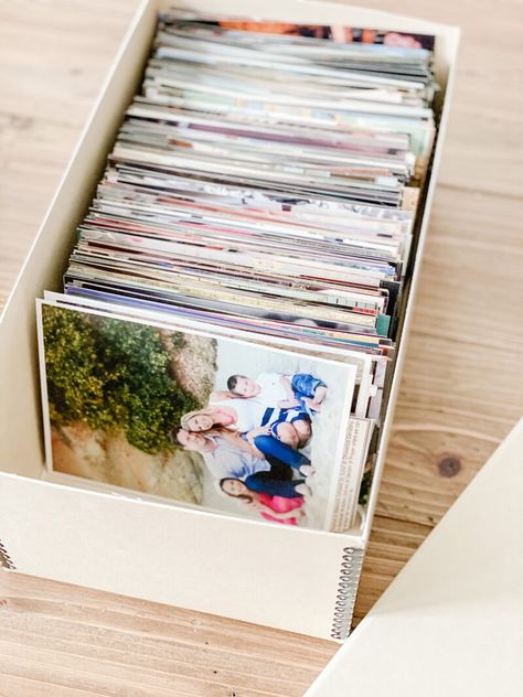 photo box Picture Album Storage Ideas, Photo Storage Ideas Boxes, Organize Old Photos, Photo Album Shelf Ideas, Photo Albums Display, Organizing Photo Albums, Organize Pictures In Boxes, Photo Album Organization Ideas, Displaying Photo Albums