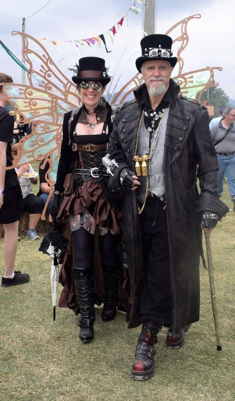 Steampunk couple - She looks classy and sexy at the same time Steampunk Gothic Fashion, Men’s Steampunk Costumes, Steampunk Couples Costume, Steam Punk Diy, Steampunk Couple, Moda Steampunk, Steampunk Party, Steampunk Men, Mode Steampunk