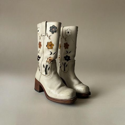 ❀ SOLD ❀ • • • 🌼 Vintage Unique Flower Leather Boots Size 37EU 𝗦𝗢𝗟𝗘 : 25cm 𝗜𝗡𝗦𝗢𝗟𝗘 : 23.5cm 𝗛𝗘𝗘𝗟 𝗛𝗘𝗜𝗚𝗛𝗧: 5.5cm 𝐂𝐎𝐍𝐃𝐈𝐓𝐈𝐎𝐍 : 𝐆𝐎𝐎𝐃 Amazing vintage leather boots. It’s a really unique and super rare vintage pair from the late 90s. The flower details are the cutest thing. Preloved, worn a lot in a good vintage condition, it’s such a cute model! 🌻 They have some strong signs of wear due to the wear they had trough out the years and also for being in storage for some years but they’re in a goo... Vintage Leather Boots, Flower Boots, Unique Flower, Late 90s, Unique Flowers, Vintage Leather, The Cutest, Leather Boots, Heel Height