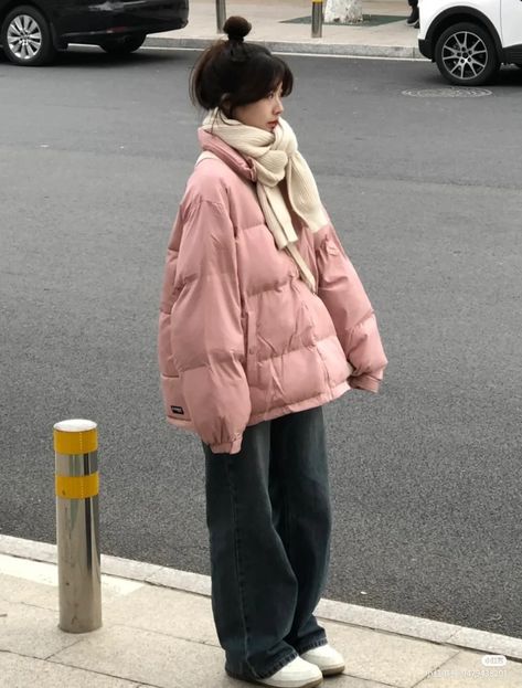 Cute Winter Outfits Coquette, Winter Jackets Women Aesthetic, Pink Jacket Outfit Aesthetic, Cute Korean Winter Outfits, Pink Jacket Outfit Winter, Korean Winter Outfits Women, Winter Korean Outfits, Winter Outfits Aesthetic Korean, Coquette Outfit Winter