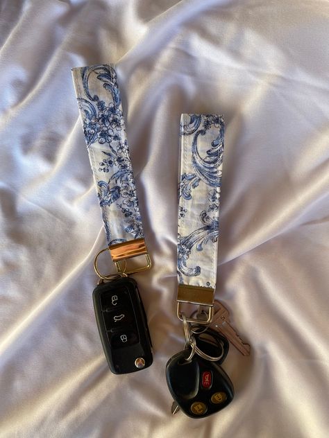 These keychain are the perfect thing to hold your keys, airpod case, or one of our keychain wallets! Mix & match with your keychain wallet to be fully customizable by you! Each strap is 1 inch wide and approximately 10 inches long (5 inches on each side).  Any questions please message me or email me at fasciaandpalla@gmail.com. Return policy can be found on my shop page. Each item is made after your order is placed to reduce waste. Shipping time can be found on each piece, but feel free to purch Wristlet Keychain Aesthetic, Things To Put In Your Car, Cute Car Keychains, Cute Car Keys Keychains Ideas, Car Keychain Aesthetic, Car Keys Keychain Ideas, Cute Keychains For Car Keys, Car Keys Aesthetic, Keychain Wallets