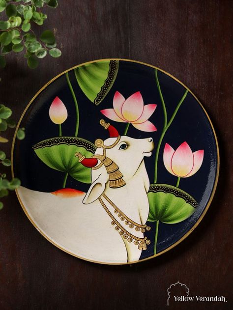 Miniature Art Painting, Pichwai Art, Fabric Painting Techniques, Plate Wall Decor, Pichwai Paintings, Beautiful Art Paintings, Art And Craft Videos, Cow Painting, Art Painting Gallery