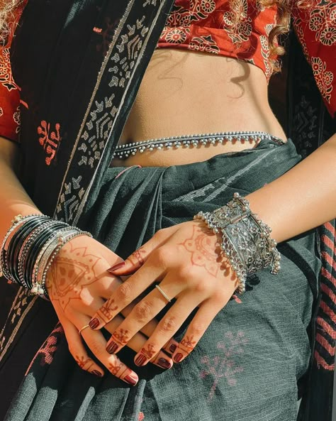 #hansikakrishnav #ethnicwear #saree Desi Photoshoot Ideas, Indian Aesthetic Photography, Mehendi Hair, Marathi Aesthetic, Waist Chain Indian, Desi Photoshoot, Tamil Ponnu, Blouse Accessories, Chains Aesthetic