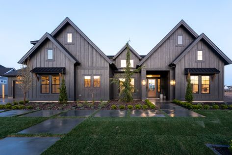 Black Modern Farmhouse, Board And Batten Exterior, Black Houses, White Interiors, Casa Country, Modern Farmhouse Exterior, Casa Exterior, Black House Exterior, House Building