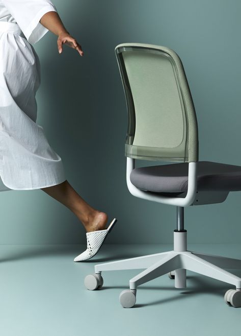 Formway Design creates customisable Denn Chair from recycled plastic Plastic Chair Design, Ergonomic Office Furniture, Modern Workplace, Modern Workspace, House Design Exterior, Workplace Design, Ergonomic Office, Ergonomic Office Chair, Plastic Chair