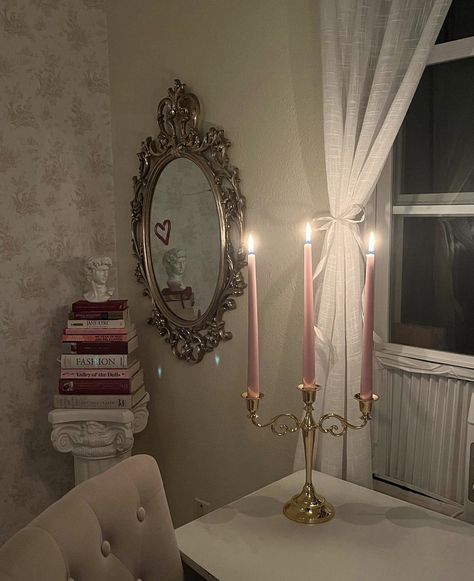 creds: romneyellen on insta Vintage Princess Aesthetic Bedroom, Vintage Princess Aesthetic, Rosé Core, Bedroom Ideas For Small Rooms Cozy, Cozy Room Decor, Pretty Room, Dreamy Room, Dream Room Inspiration, Pink Room