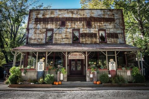 The Historic Story Inn In Indiana Is Notoriously Haunted And We Dare You To Spend The Night Waverly Hills Sanatorium, Nashville Indiana, Brown County Indiana, Brown Co, Indiana Travel, Brown County, Haunted Hotel, Family Vacation Ideas, Ghost Tour