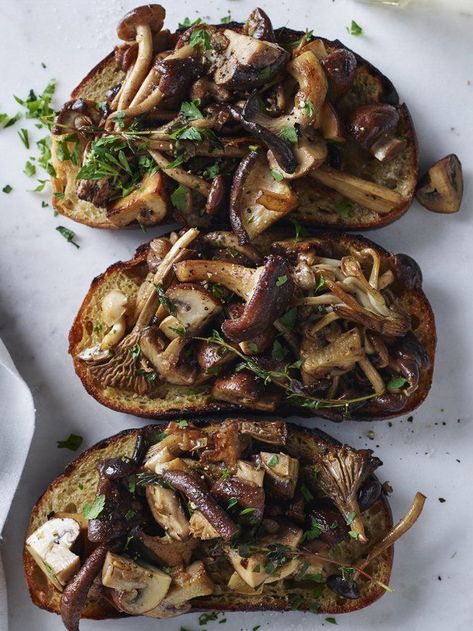 Bruschetta Recept, Mushroom Toast, Christmas Recipes Appetizers, Bistro Food, Truffle Butter, Bacon Tomato, Wild Mushroom, Dinner Appetizers, Low Carb Paleo