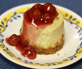 Mug Pie Microwave, Keto Cheesecake No Bake Single Serve, Microwave Cupcakes In A Mug, Cream Cheese Mug Cake, Cheesecake Mug Cake, Mug Cakes Microwave, Single Serve Cheesecake, Cake In A Mug Microwave, Cheesecake In A Mug