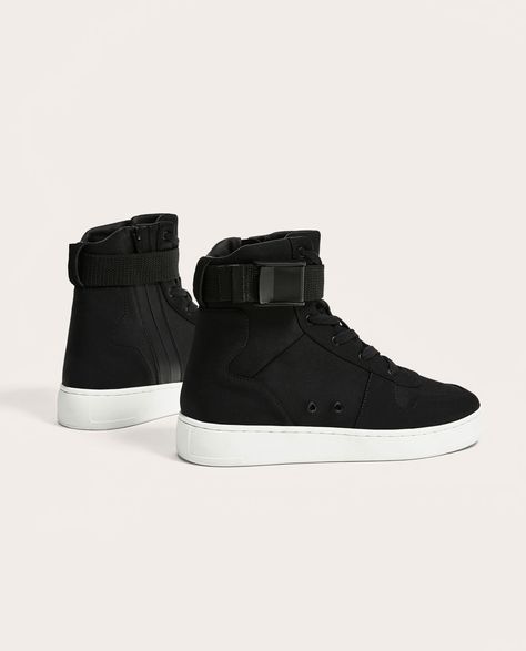 Image 1 de BLACK HIGH-TOP SNEAKERS de Zara Shoes Style For Men, Cool Shoes Men, High Top Shoes Men, Mens High Top Sneakers, Hightop Shoes, Futuristic Shoes, Black High Top Sneakers, High Tops Sneakers, Best Shoes For Men