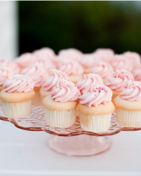 18 Valentine's Day Wedding Ideas From Real Celebrations - The Cupcakes Wedding Shower Cupcakes, Cupcake Rosa, Lime Wedding, Bridal Shower Cupcakes, Cake Mini, Shower Cupcakes, Pink Bridal Shower, Pink Cupcakes, Pink Bridal