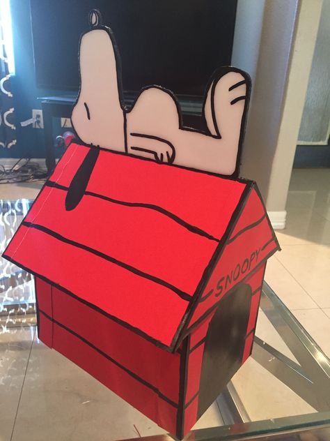 Snoopy Valentine's Day box! Valentines Box Ideas Aesthetic, Holler Goodspeed, Garfield Valentines Boxes, Valentine Shoebox Ideas, Snoopy Valentine Box Ideas, Big Valentines Box Ideas, Up House Valentines Boxes, Stanley Valentines Boxes, Camper Valentines Box Ideas