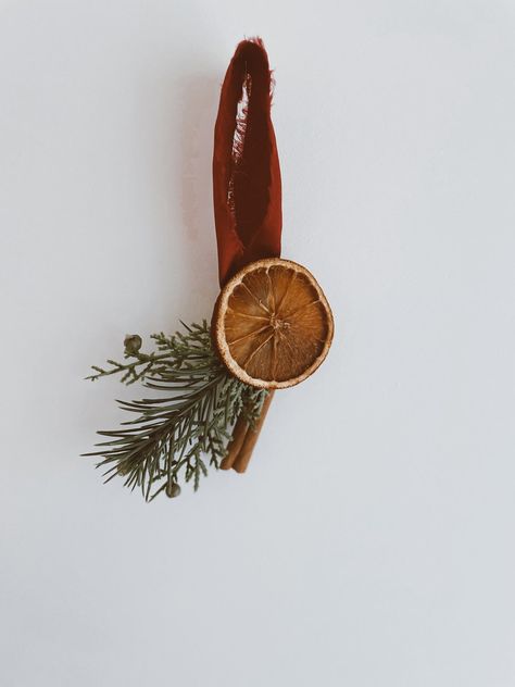 Orange & Pine Christmas Ornament - Etsy Natural Homemade Christmas Decorations, Earthy Christmas Tree, Dried Orange Ornaments, Orange Slice Ornaments, Thanksgiving Christmas Tree, Moody Christmas, Fruit Christmas Tree, Orange Ornaments, Orange Craft