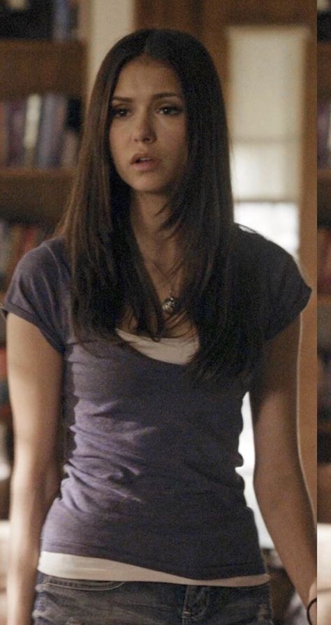 Elena Gilbert Hairstyles, Elena Gilbert Haircut, 2000s Layered Outfits, Elena Gilbert Full Body Pic, Elena Gilbert Straight Hair, Elena Gilbert Season 6 Style, Elaina Gilbert Outfits, Elena Gilbert Hair, Elena Gilbert Pink Top