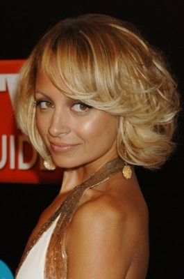 Nicole Richie poster, mousepad, t-shirt, #celebposter 70s Hairstyles For Black Women, Hair With Side Swept Bangs, 70s Disco Hairstyles, Disco Hair And Makeup, 70s Blonde, 70s Disco Hair, 70s Hairstyles For Long Hair, Black Women 70s, Vintage Hair Styles