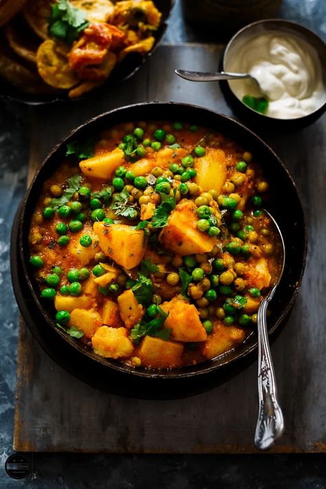 Aloo Matar Curry Potatoes, Potato And Pea Curry, Pot Recipes Healthy, Tomato Gravy, Potato Curry, Healthy Family, Green Peas, Indian Cooking, Indian Dishes